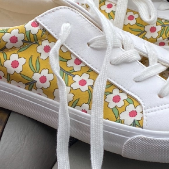 RESTRICTED White Floral Print Canvas Lace Sneakers Size 9.5 - Picture 4 of 15